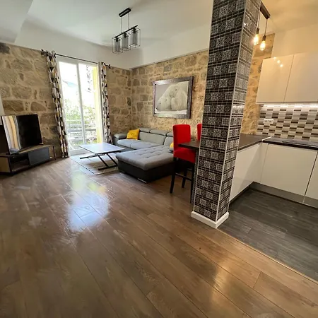 Belle Perle Rare Port De Nizza